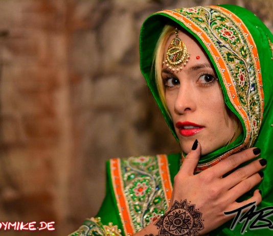 Indoor Shooting mit Tabea zum Thema Anders sein Indoor Shooting mit Tabea zum Thema Anders sein zu sehen ist Tabea von Tabea Music in einem grünen Sari