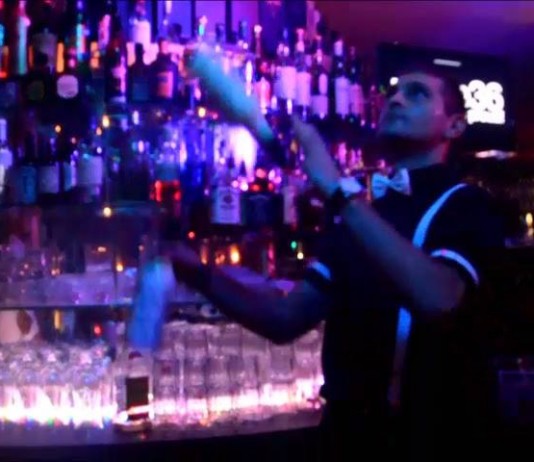 Pride36 3 Birthday Party Bar Royal Fulda Eugen beim jonglieren