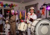 Weiberfastnacht bei Germania 2016 Karnevalisten mit Musikzug in weißen Uniformen