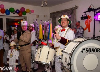 Weiberfastnacht bei Germania 2016 Weiberfastnacht bei Germania 2016 Karnevalisten mit Musikzug in weißen Uniformen