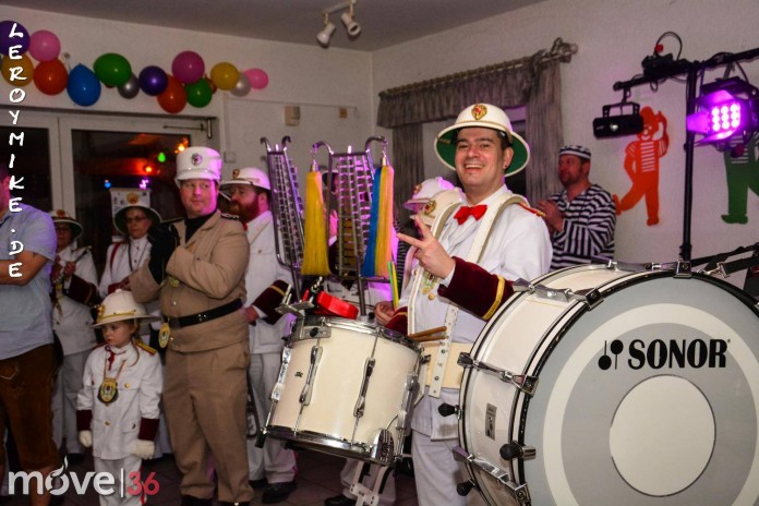 Weiberfastnacht bei Germania 2016 Karnevalisten mit Musikzug in weißen Uniformen