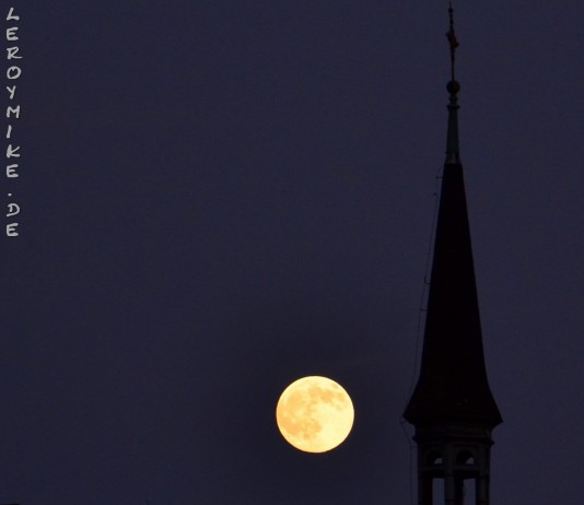 yellow moon vor lauter #WM fast den gelben Mond übersehen... #Fulda #Mond #Moon #Leroymike